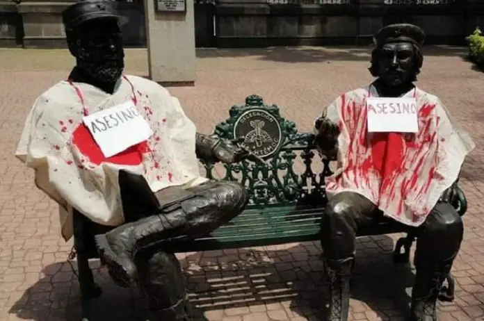 Estatuas de Fidel Castro y del Che Guevara fueron vandalizadas en la Ciudad de México con carteles con la palabra 