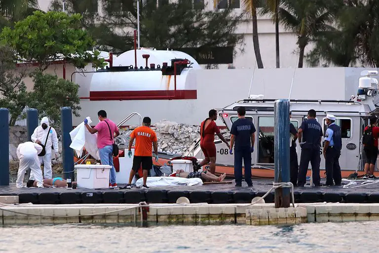 Balsera cubana muere desangrada camino a Estados Unidos por herida mortal al cortarse un pie con la hélice del bote casero en que escapó de la isla