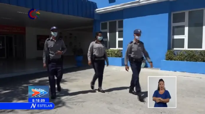 Televisión cubana muestra a unos policías orgullosos que rechazaron 59 mil pesos y un cerdo de 150 libras a unos ladrones que se llevaban un camión cargado de harina