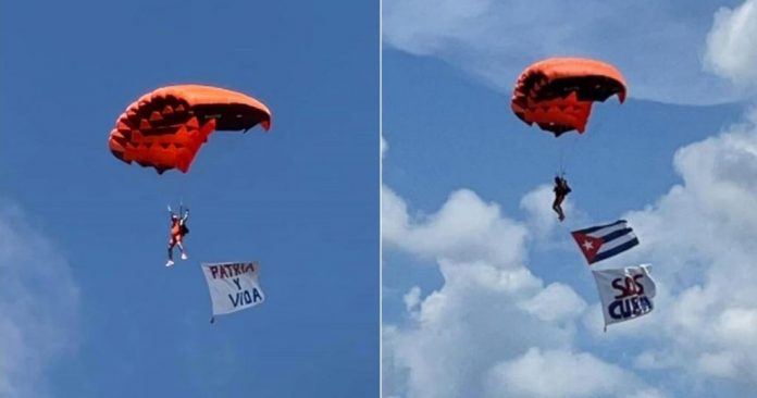 Paracaidistas saltan en Miami portando grandes carteles con las frases 'SOS Cuba' y 'Patria y Vida'