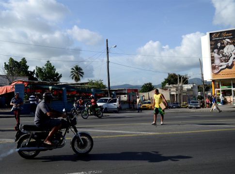Gobierno cubano anuncia cierre de bares, centros nocturnos y restaurantes en Santiago de Cuba ante el repunte de la COVID-19