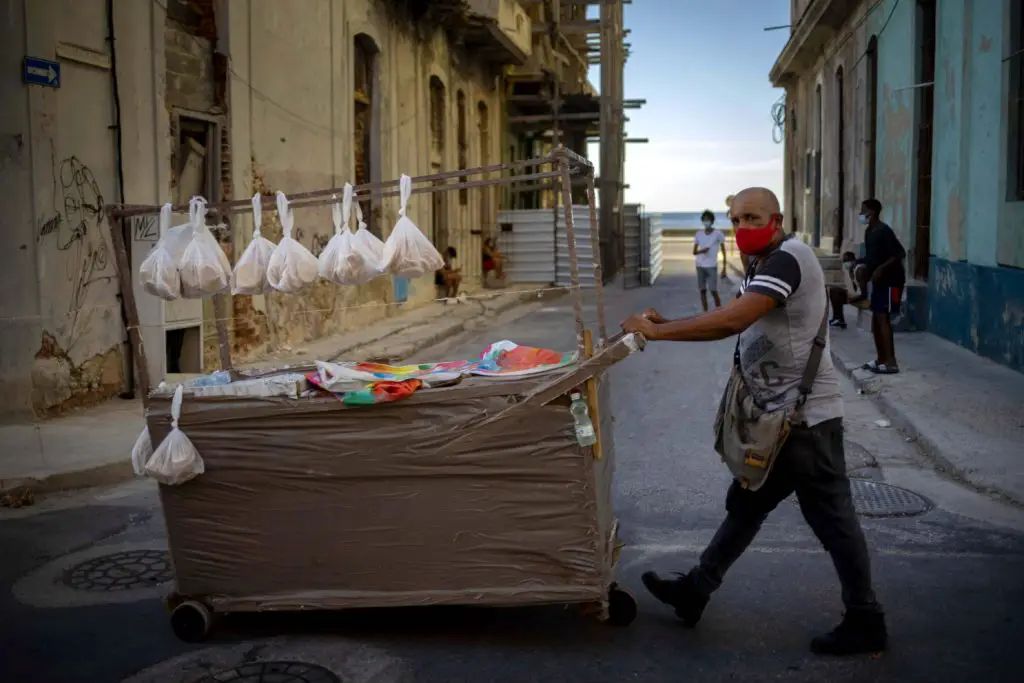 Gobierno cubano desmiente que se haya eliminado la obligatoriedad de llevar el nasobuco en las calles en La Habana