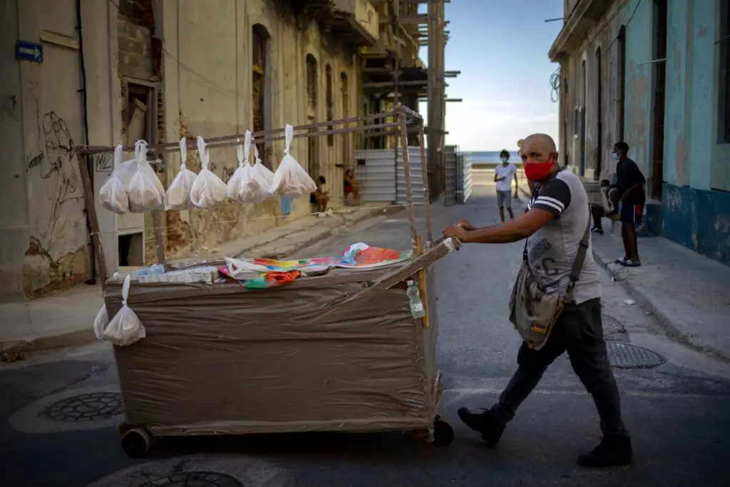 Vendedores callejeros en Cuba ¿solución a la escasez o abuso con sus precios a la población?