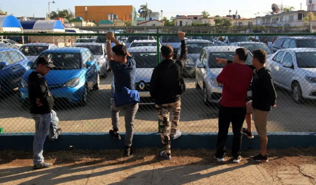 En una Cuba sin dinero, comprar un carro se convierte en un lujo que ahora mismo solo pueden darse los que tienen miles de dólares en los bolsillos