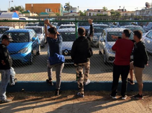 En una Cuba sin dinero, comprar un carro se convierte en un lujo que ahora mismo solo pueden darse los que tienen miles de dólares en los bolsillos