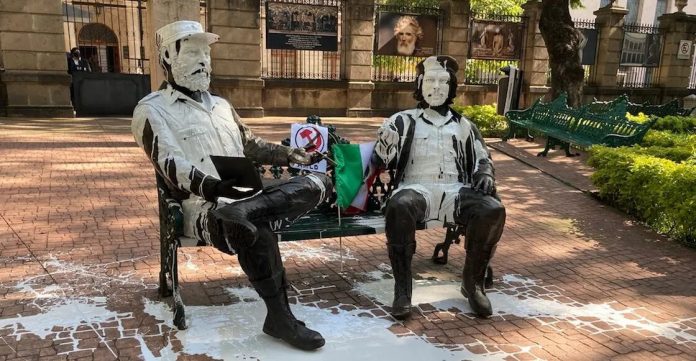 Vuelven a vandalizar las estatuas de Fidel Castro y el Che Guevara en México, esta vez arrojandole cubanos de pintura blanca