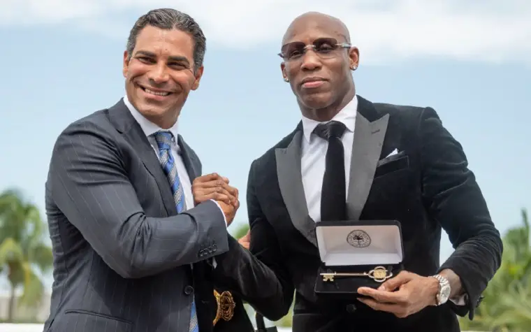 Boxeador cubano Yordenis Ugás recibe la Llave de la Ciudad de Miami de manos del Alcalde Francis Suaréz
