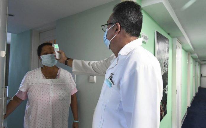 Gobierno cubano dice que durante la pandemia los hoteles se convirtieron en hospitales, y le llueven críticas