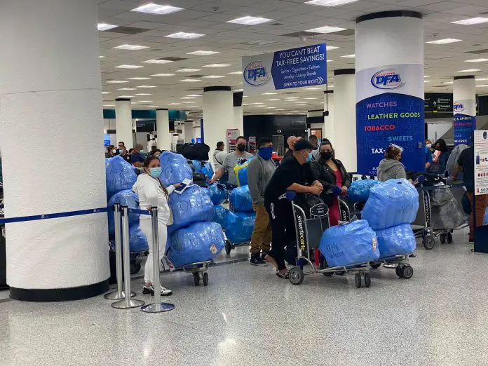 Si tienes planeado viajar a Cuba prepárate: American Airlines cobra ahora 200 dólares por la segunda maleta