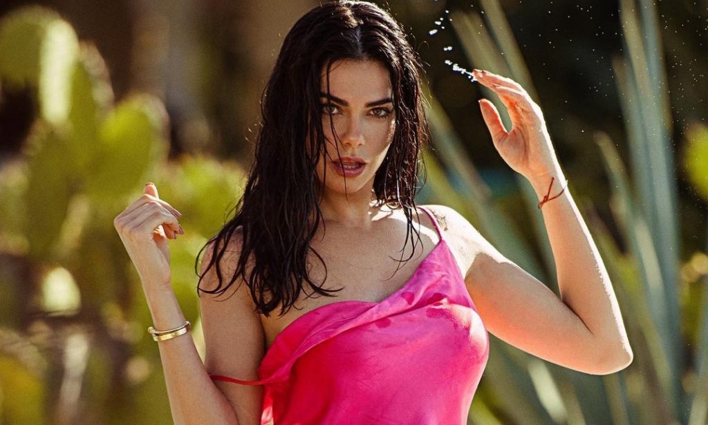 Actriz cubana Livia Brito hace alarde de su belleza en mini vestido y causa revuelo en las redes sociales