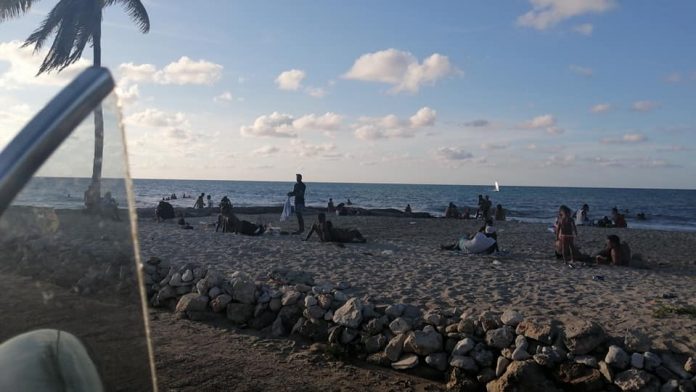 Miles de cubanos abarrotan las playas de La Habana tras el anuncio del Gobierno de abrirlas nuevamente
