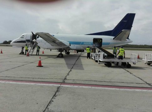 Estados Unidos prorroga hasta el 2022 los vuelos con carga humanitaria a Cuba y autoriza chárter a Cienfuegos