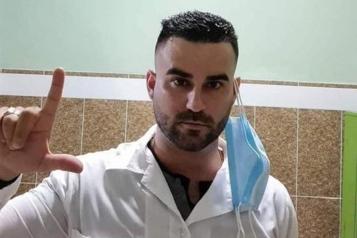 Médico cubano Manuel Guerra será procesado por presunto delito de desacato por apoyar la marcha del 15 de noviembre