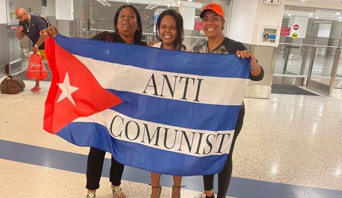 La joven youtuber cubana Ruhama Fernández llega exiliada a Miami: 