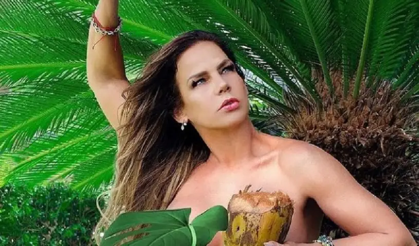 “Está cómo el vino”: Fans consideran que la vedette cubana Niurka Marcos se ha puesto más bella a sus 54 años