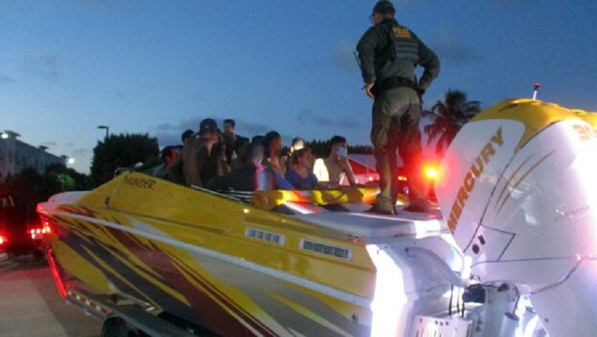 Policía detiene en Florida a 32 migrantes cubanos ocultos en una lancha remolcada