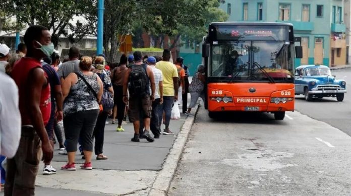 El transporte público en La Habana se convierte en la peor pesadilla después de la escasez, los altos precios y la COVID