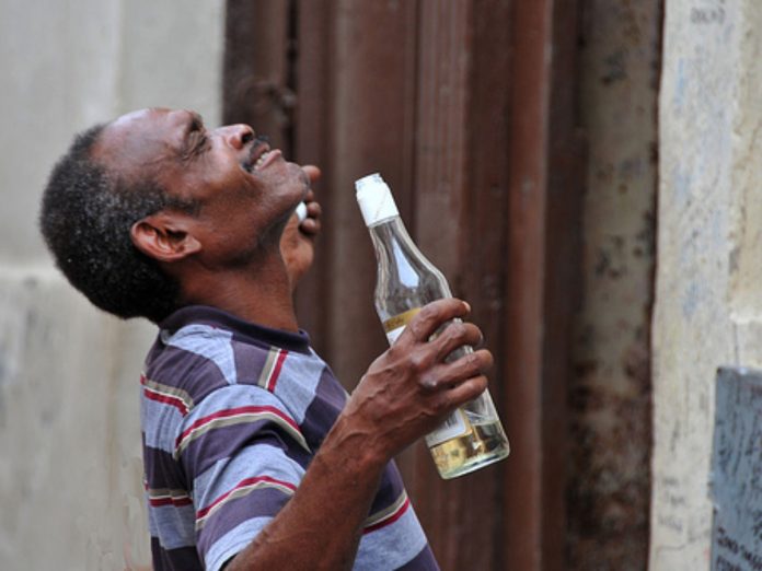 Ni fumar ni beber... los cubanos reciben nuevamente el 2022 con las escasez de cigarros y ron