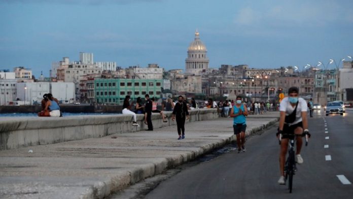 Pan, circo y mucha policía.... así transcurre el fin de semana en el Malecón de La Habana