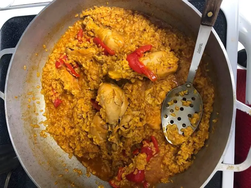 Arroz con pollo a la Chorrera, un plato cubano que levanta a un muerto