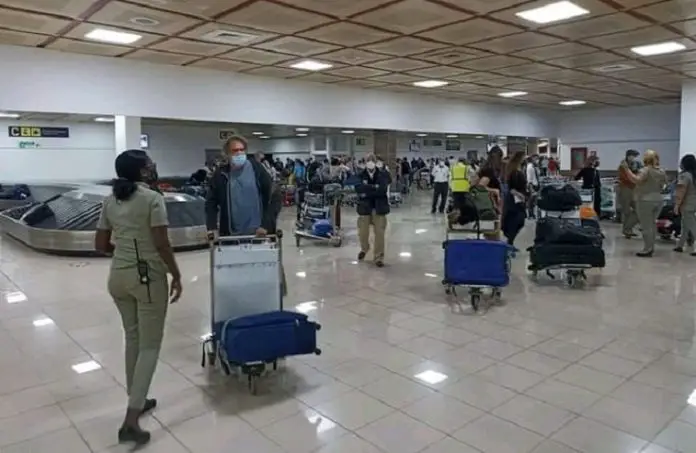 Prensa oficialista confirma que la mayoría de los pasajeros que arriban a Cuba traen maletines cargados de medicinas, alimentos y aseo libre de aranceles
