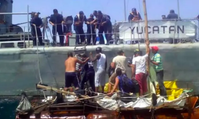 Autoridades mexicanas realizan operativo para rescatar a un grupo de 19 balseros cubanos que naufragaron cerca de las costas de Yucatán