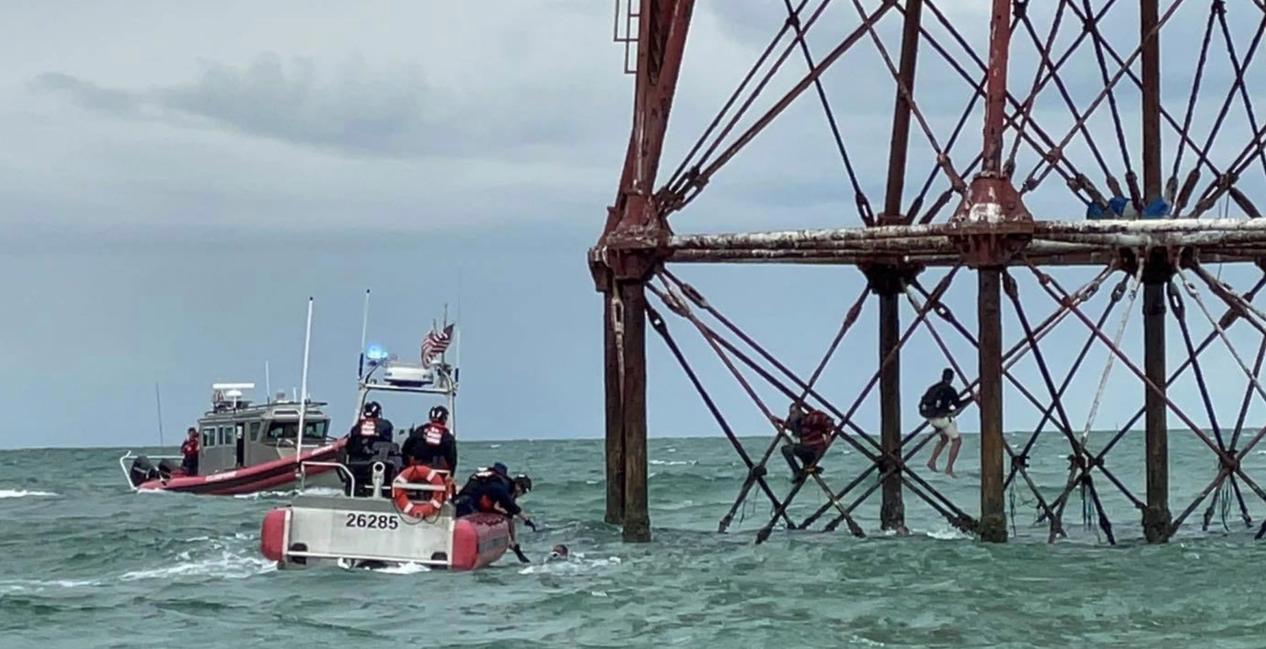 Guardia Costera de Estados Unidos rescata a cuatro balseros cubanos en faro de los Cayos de Florida