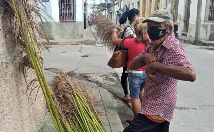 Silvio Martínez, un cubano que se gana la vida vendiendo güines por las calles de Villa Clara