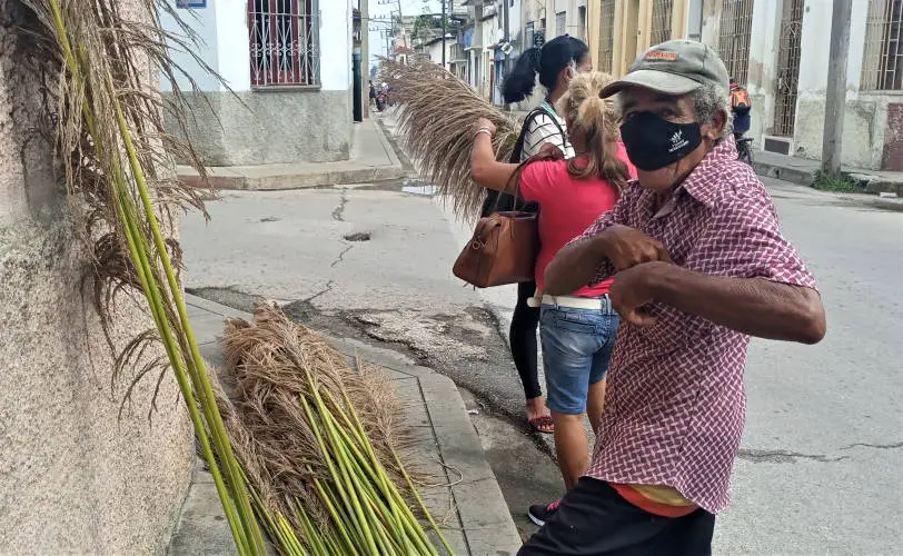 Silvio Martínez, un cubano que se gana la vida vendiendo güines por las calles de Villa Clara