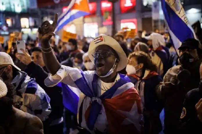 Cubanos en Madrid se manifestaron en la Puerta del Sol en apoyo a la marcha convocada en Cuba el 15N