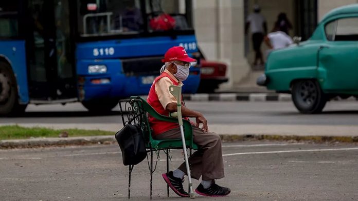 Jubilados en Cuba... entre el olvido y una chequera que no da para vivir