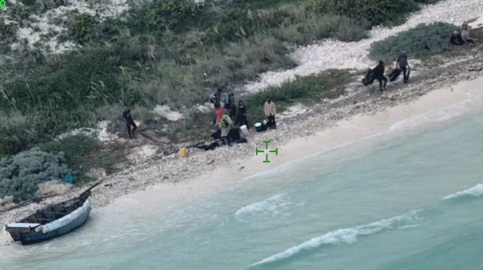 Guardia Costera rescata a 14 balseros cubanos cerca de los cayos de Bahamas