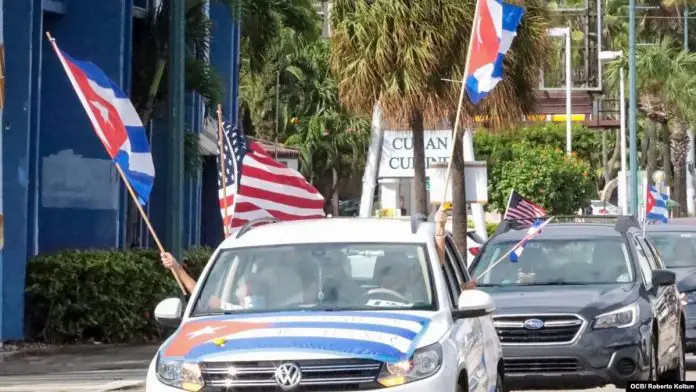 Caravana de autos recorre las calles de Miami en apoyo a la marcha convocada para mañana 15 de noviembre en Cuba