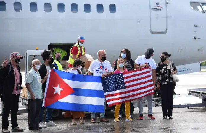 Vuelo chárter procedente de Miami llega a Cuba con ocho toneladas de atún enlatado y pastas para donarlas 