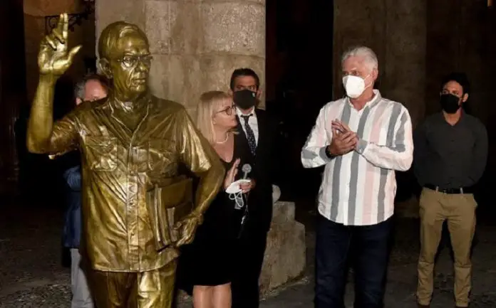Díaz-Canel devela una estatua del historiador Eusebio Leal en La Habana en la noche del 15N