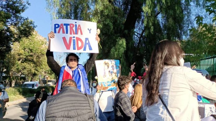 “¡Abajo la dictadura!”: así se vivió en Ciudad de México la marcha de cubanos que apoyaron el 15N