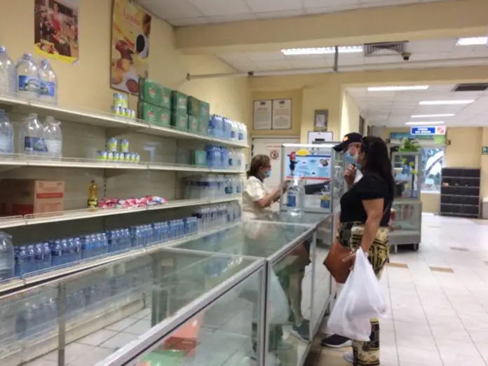 Gobierno cubano dice que varias tiendas estatales venden en dólares sus productos sin autorización