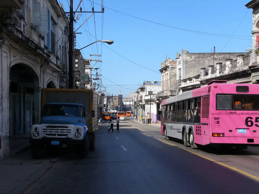 Recorriendo la Calzada de Diez de Octubre, una de las principales arterias del corazón habanero