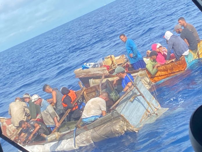 Detienen a 13 balseros cubanos que habían llegado a Cayo Hueso