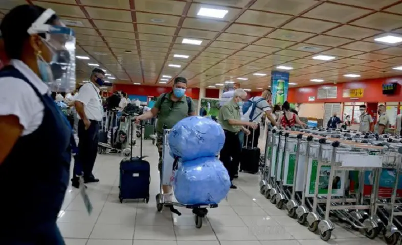 La Aduana General de Cuba informó este miércoles que prorroga hasta el 30 de junio de 2022 la exención arancelaria para alimentos, aseo y medicamentos. La prórroga con «carácter temporal» se debe a «que persisten las limitaciones de ofertas de estos productos motivadas, entre otras causas, por el recrudecimiento del bloqueo económico, financiero y comercial del Gobierno de los Estados Unidos contra nuestro país y el impacto de la crisis económica mundial provocada por la Covid-19», señaló el comunicado oficial. El régimen cubano aprobó tras las protestas del pasado 11 de julio la importación sin carácter comercial de alimentos, aseo y medicamentos, por la vía de pasajeros como equipaje acompañado, sin límites en valor y cantidades, y libre del pago de los aranceles. La medida intentó controlar el descontento de los ciudadanos por la creciente escasez en la Isla. La Aduana «reitera que para el disfrute de este beneficio, es requisito que dichos productos estén diferenciados, en el equipaje acompañado, de los artículos de otra naturaleza». «Se prorrogan igualmente hasta el 30 de junio del 2022, los beneficios arancelarios otorgados mediante las resoluciones 318 y 321 de julio de 2021 por el Ministerio de Finanzas y Precios, relacionados con la importación de estos productos por las entidades estatales y asociaciones económicas internacionales, así como para los insumos y materias primas que entidades estatales le importen a las formas de gestión no estatales», concluyó el comunicado. «Ya es tiempo que dejen esa medida permanente, la importación de alimentos, medicina y aseo, cubre mucho el déficit que tenemos», opinó Zhenia Sánchez Palau en la página de Facebook de la Aduana de Cuba. «Eso se sabía, recuerden que se los dije. Desde ahora digo que después de julio se volverá a prorrogar sucesivamente. Vivir para ver», agregó Jorge Luis Águila.