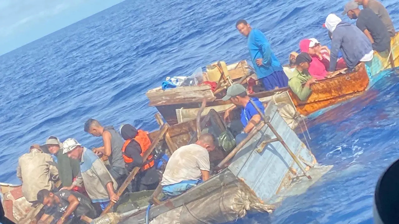 Guardacostas cubanos hacen retornar un barco de balseros que salió de Playa Baracoa utilizando balas de gomas contra los tripulantes