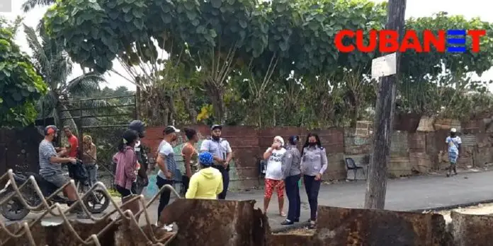 Vecinos de Los Pocitos, en La Habana, se enfrentan a oficiales de la Policía que casi atropellan a dos niños