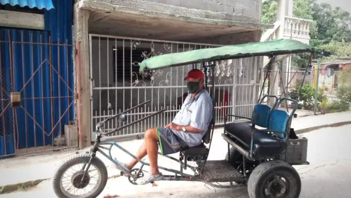 De alto oficial a manejar un bicitaxi: el final del camino para un militar cubano