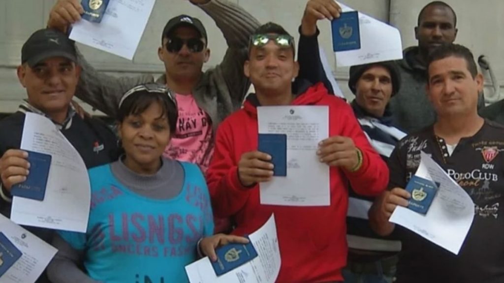 Cubanos que cruzan la frontera de Brasil a Uruguay colapsan el sistema de atención a migrantes y refugiados