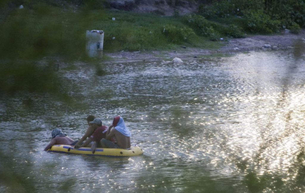 Dramático rescate de dos migrantes cubanos de las aguas del río Bravo, cuando estaban a punto de ahogarse