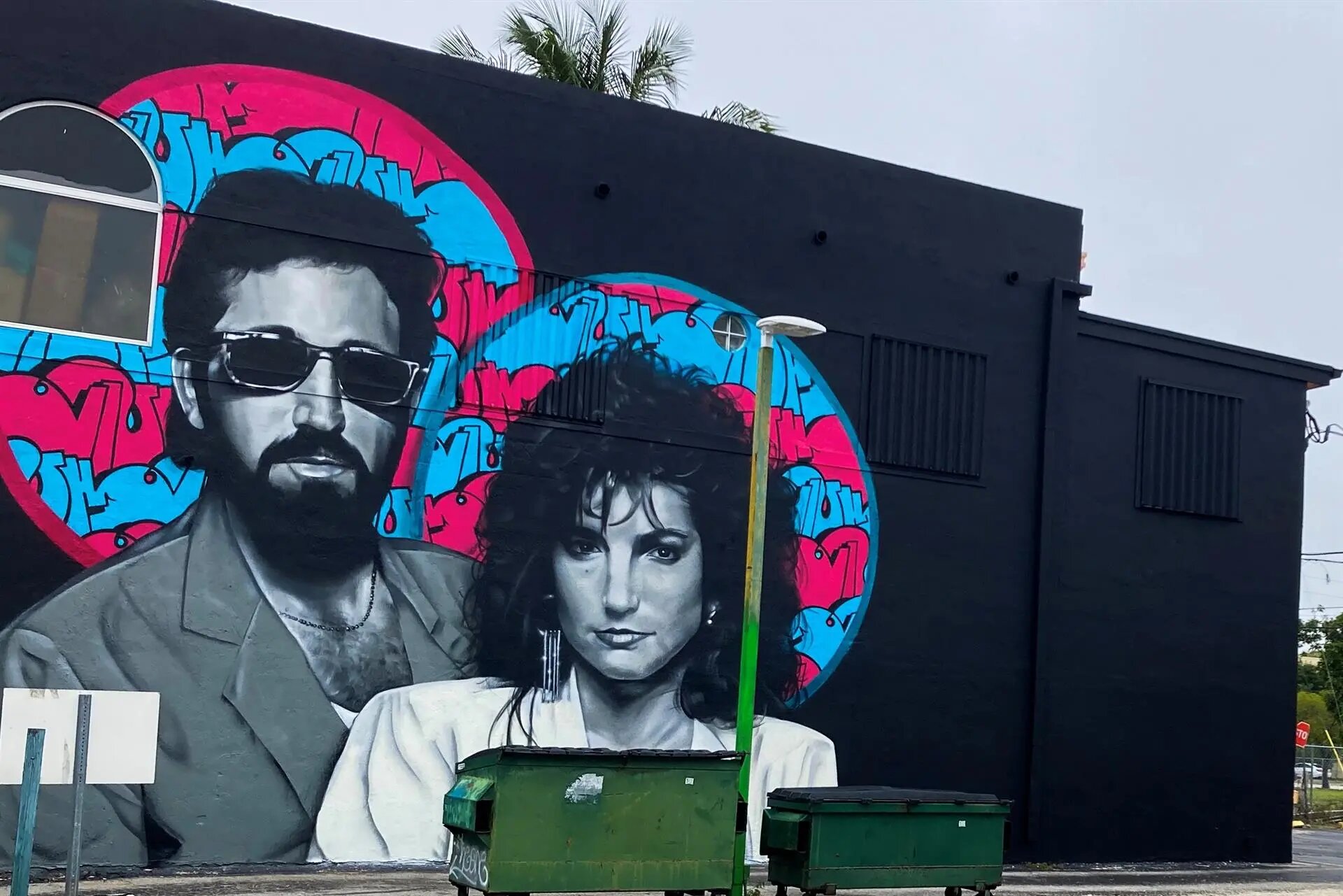 Inauguran mural de Gloria y Emilio Estefan en la Pequeña Habana de Miami