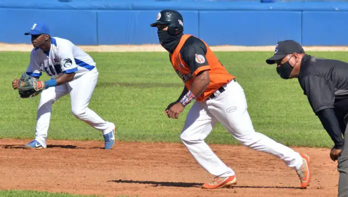La fuga de peloteros desangran el béisbol en Cuba y deja sin sus mejores talentos a la Serie Nacional