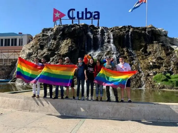 Activistas LGBTIQ+ en Cuba realizan besada de respaldo al Código de las Familias que aprueba el matrimonio gay en la isla