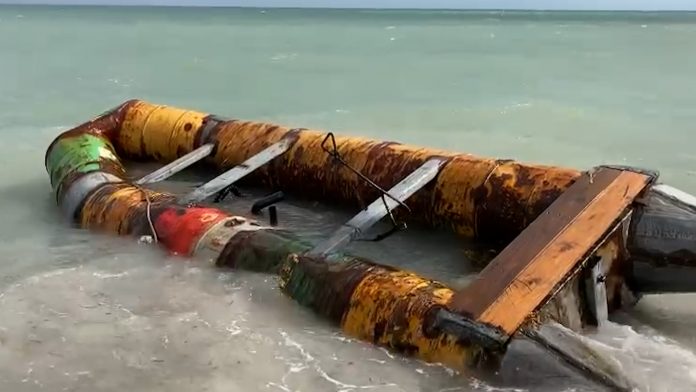 Balseros cubano usaron barriles de miel y un saco de arroz para salir de Cuba en balsa hacia Florida