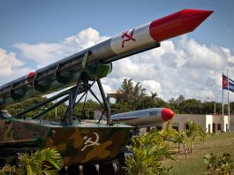 Rusia dice que desea "garantizar su propia seguridad" emplazando misiles en Cuba
